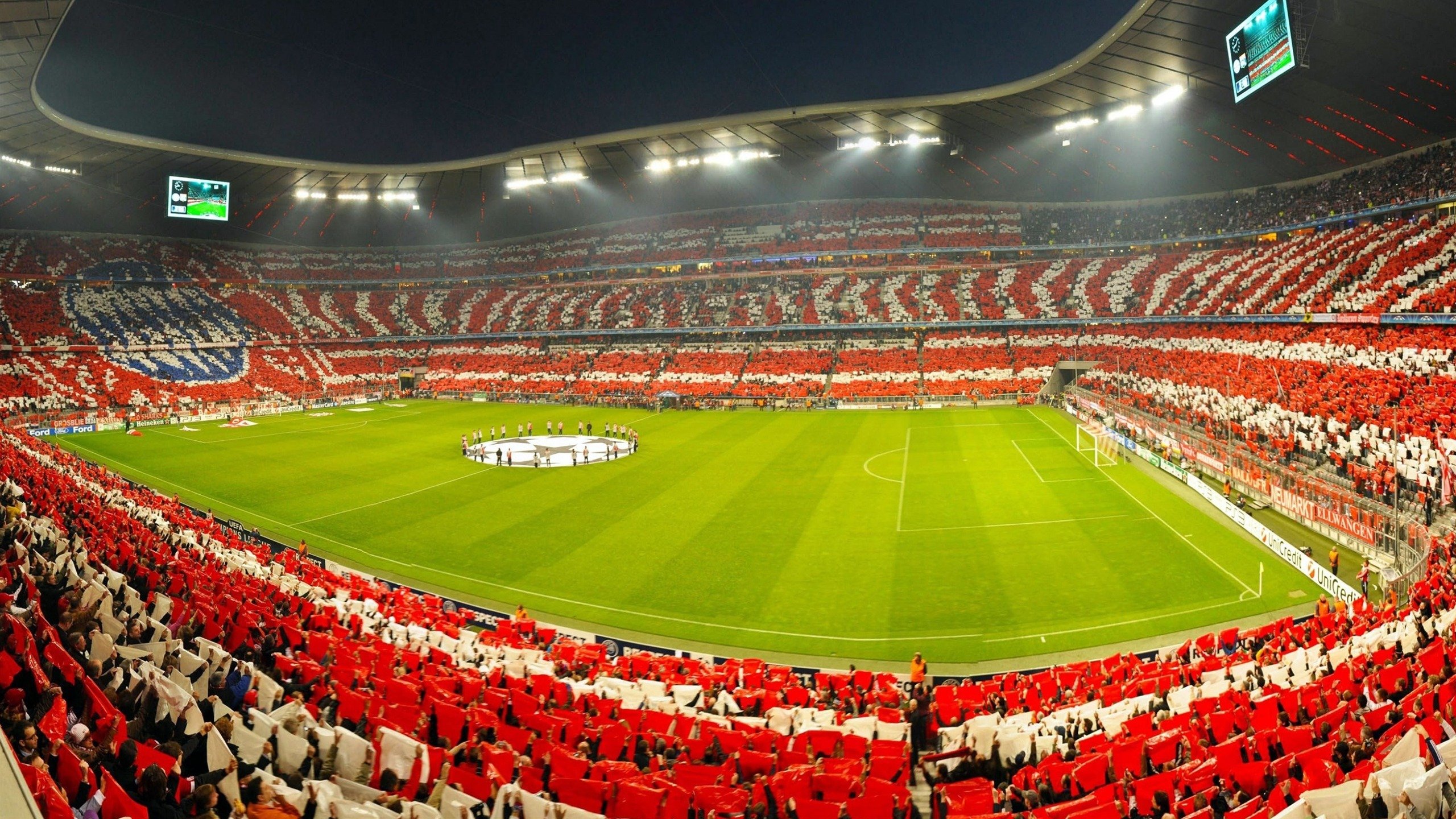 冠军球队基地开放日吸引大批粉丝参观,冠军足球场